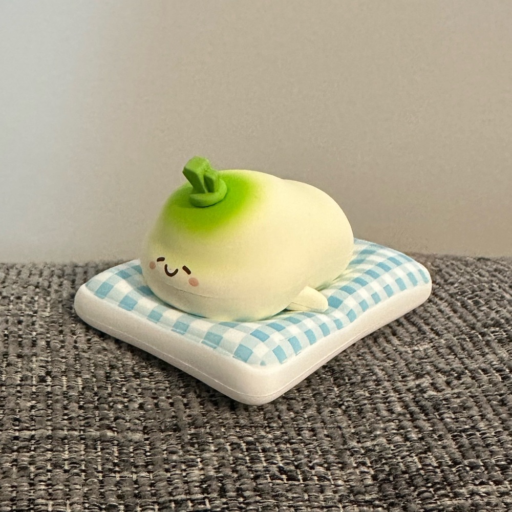 Smoko friends sleeping blind box figure - midori daikon
